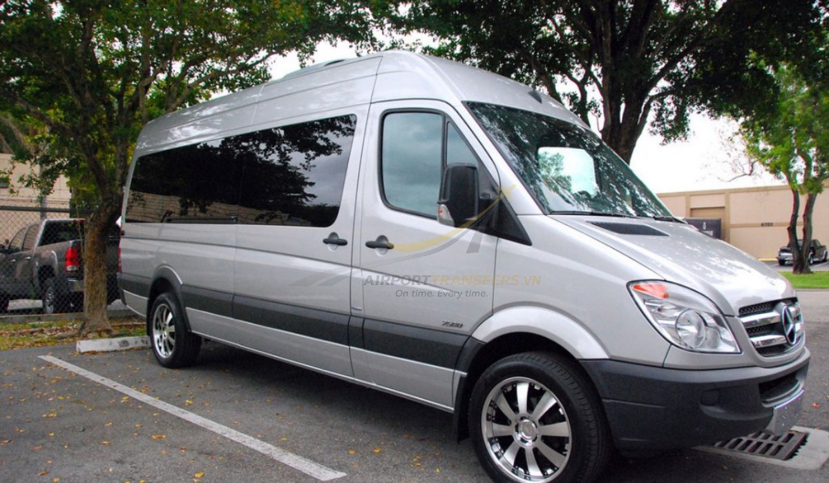 Choosing a suitable Noi Bai airport transfer vehicle based on your group size, luggage and destination