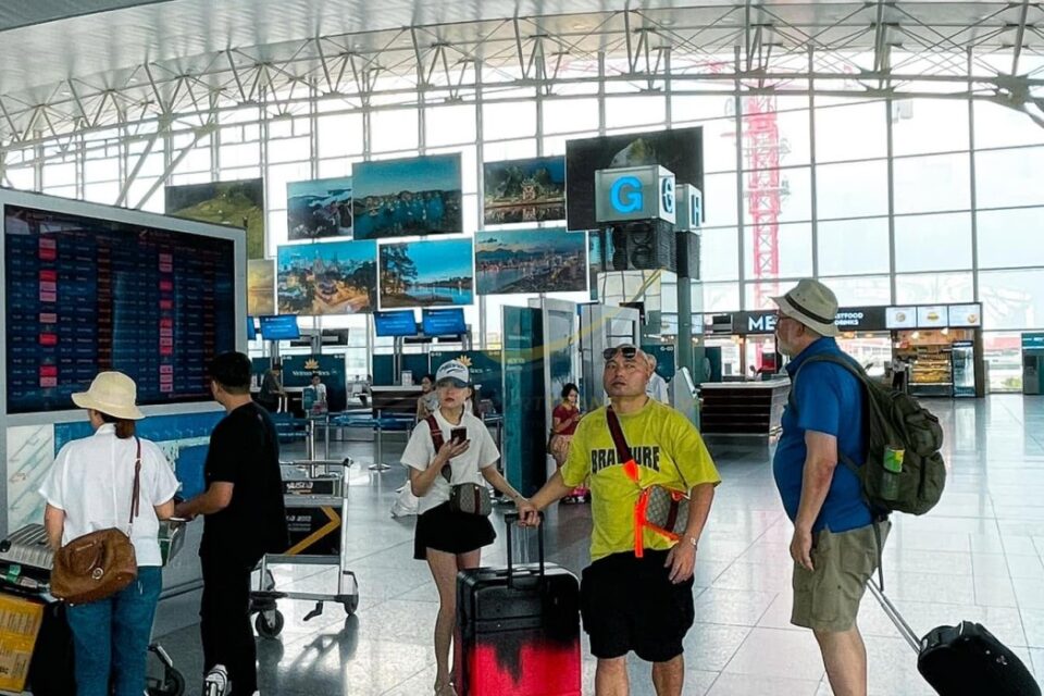 Noi Bai International Airport Transfers: Private Car, Taxi 24/7 – Price From $8