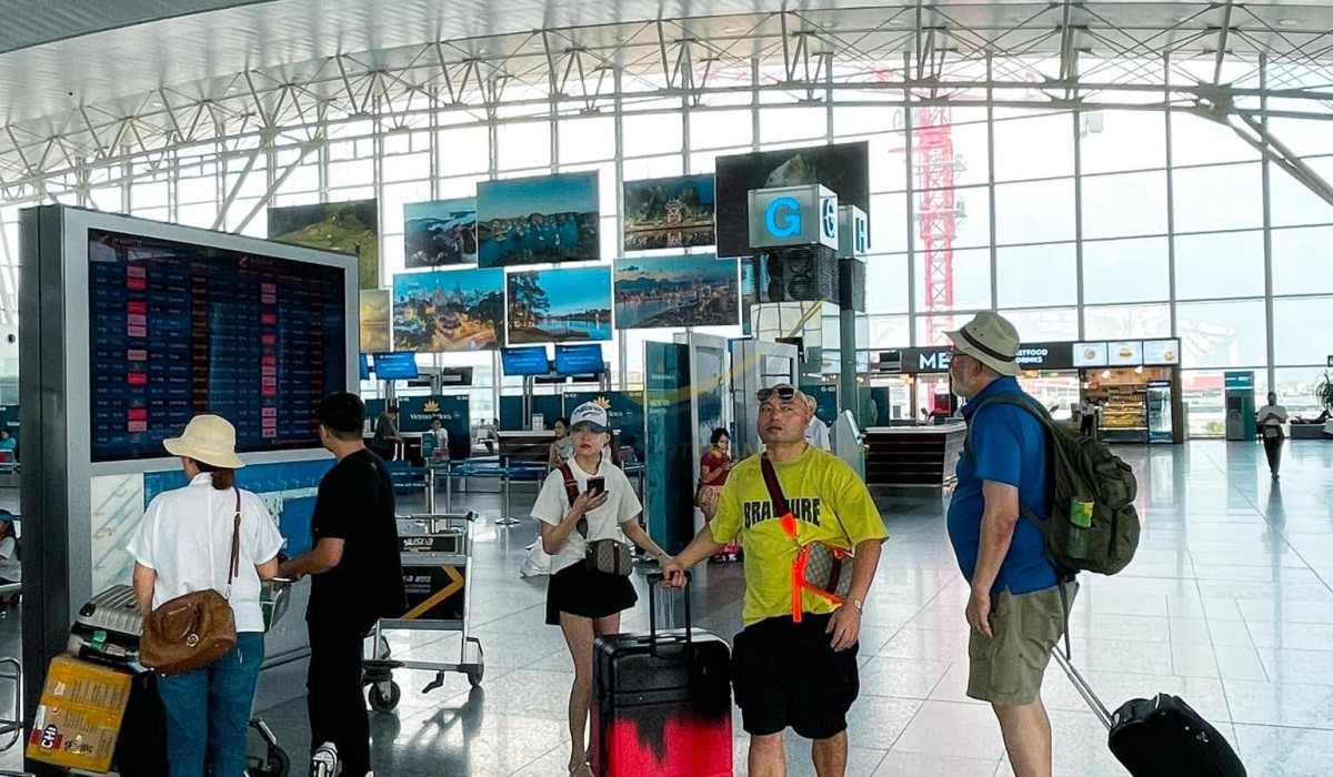 Compare public transport, metered taxis and private Noi Bai airport transfer options by price, travel time and suitability