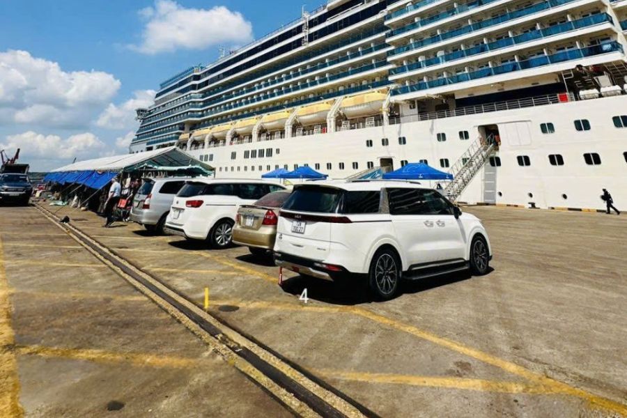 Drivers coordinate confirmed meeting points using ship, terminal, berth and passenger arrival details before pickup